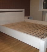 Kitos medinės miegamojo lovos iš natūralaus medžio (ML48)
