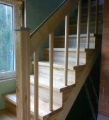 Namų vidaus mediniai laiptai. L formos laiptai. Medis uosis (L39)