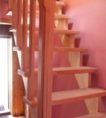 Namų vidaus mediniai laiptai. L formos laiptai. Medis uosis