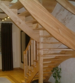 Namų vidaus mediniai laiptai. L formos laiptai. Medis uosis (L30)
