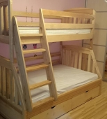 Medinė dviaukštė lova vaikams su kopetėlėmis ir miegamojo stalčiais (DVL23)