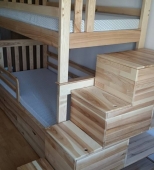 Medinė dviaukštė lova vaikams. Medis uosis. Su kopetėlėmis ir miegamojo stalčiais (DVL40)