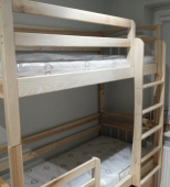 Medinė dviaukštė lova vaikams su kopetėlėmis ir miegamojo mechanizmu (DVL22)