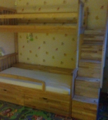 Dviaukštė medinė lova vaikams. Viengulė lova. Medis uosis. Su laipteliais (DVL30)