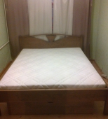 Dvigulė medinė miegamojo lova. Vienas patalynės stalčius. Medis uosis (ML26)