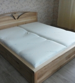 Dvigulė medinė miegamojo lova. Du patalynės stalčiai. Medis uosis (ML16)