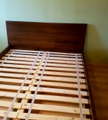 Dvigulė medinė miegamojo lova. su patalynės stalčiais. Medis uosis (ML53)