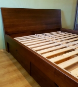 Dvigulė medinė miegamojo lova. su patalynės stalčiais. Medis uosis (ML53)
