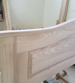 Gaminama: Dvigulė medinė miegamojo lova. Su patalynės stalčiais. Medis uosis (ML59)
