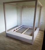 Dvigulė medinė miegamojo lova su dekoratyviniu užuolaidėlėms skirtu karkasu. Medis uosis (ML60)