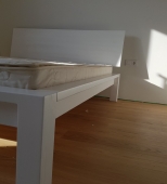 Minimalistinio dizaino dvigulė medinė miegamojo lova. Medis uosis (ML61)