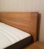 Dvigulė medinė miegamojo lova su komoda. Medis uosis (ML68)