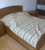 Dvigulė medinė miegamojo lova. Du patalynės stalčiai. Medis uosis (ML25)
