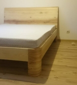 Dvigulė medinė miegamojo lova. Be patalynės stalčių. Medis uosis (ML31)