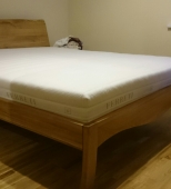 Dvigulė medinė miegamojo lova. Be patalynės stalčių. Medis uosis (ML43)