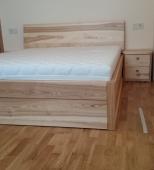 Dvigulė medinė miegamojo lova su komoda. Be patalynės stalčių. Medis uosis (ML46)