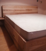 Dvigulė medinė miegamojo lova. Du patalynės stalčiai. Medis uosis (ML17)