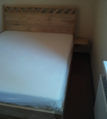 Dvigulė medinė miegamojo lova. Du patalynės stalčiai. Medis uosis (ML15)