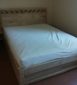 Dvigulė medinė miegamojo lova. Du patalynės stalčiai. Medis uosis (ML15)