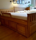 Medinė vaikiška lova su specialiais skyriais. Viengulė. Medis uosis (VL47)
