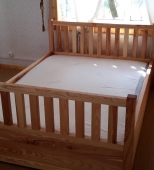 Dvigulė medinė miegamojo lova su kūdikio lovyte. Su patalynės stalčiais. Medis uosis (ML47)