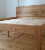 Kitos medinės miegamojo lovos iš natūralaus medžio (ML48)