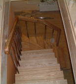 Namų vidaus mediniai laiptai. L formos laiptai. Medis uosis (L43)