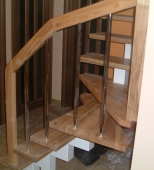 Namų vidaus mediniai laiptai. L formos laiptai. Medis uosis (L43)