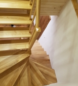 Namų vidaus mediniai laiptai. U formos laiptai. Medis uosis (L53)