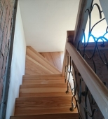 Namų vidaus mediniai laiptai. L formos laiptai. Medis uosis (L44)