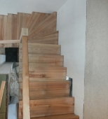 Namų vidaus mediniai laiptai. L formos laiptai. Medis uosis (L32)
