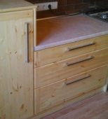 Virtuvės baldų komplektas iš natūralios pušies medienos