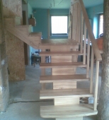 Namų vidaus mediniai laiptai. L formos laiptai. Medis uosis (L34)