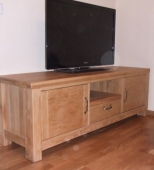 Natūralaus medžio medinis televizoriaus staliukas