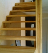 Namų vidaus mediniai laiptai. L formos laiptai. Medis uosis (L35)