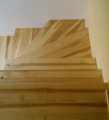 Namų vidaus mediniai laiptai. L formos laiptai. Medis uosis (L35)