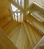 Namų vidaus mediniai laiptai. U formos laiptai. Medis uosis (L40)