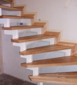 Namų vidaus mediniai laiptai. L formos laiptai. Medis uosis (L38)