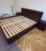 Dvigulė medinė miegamojo lova. Su patalynės stalčiais. Medis uosis (ML57)